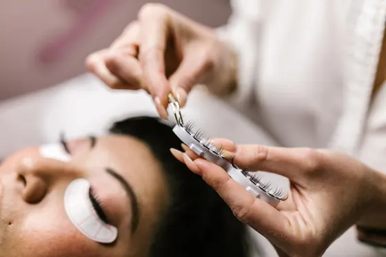 Especialista colocando extensiones de pestañas a una clienta