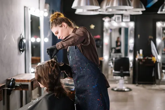 Estilista trabajando el cabello de una clienta en un salón de belleza